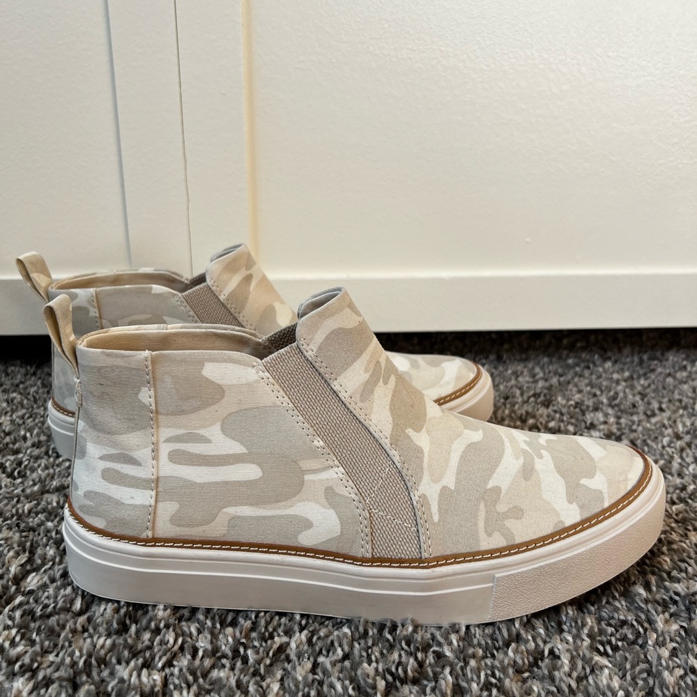 Tom’s Women’s Bryce Camo Egret NWOT Chukka High Top Sneakers Size 8.5